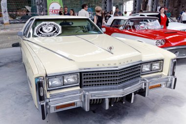 Kharkiv, Ukrayna - 19 Mayıs 2018: Retro araba Cadillac Eldorado 1978 yılında üretilen vintage arabalar Kharkiv Retro ralli - Festivali'nde 2018 Kharkiv, Ukrayna 19 Mayıs 2018 üzerinde sunulur