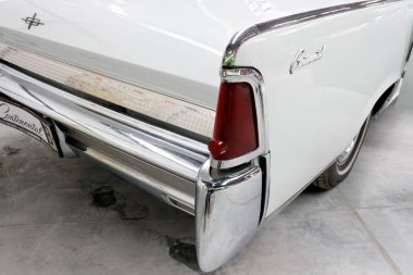 Kharkiv, Ukrayna - 19 Mayıs 2018: kuyruk yüzgeci ve retro araba beyaz Lincoln Continental cabrio 1963 yılında üretilen arka ışıkları sunulan vintage arabalar Kharkiv Retro ralli - Festivali'nde 2018 Kharkiv, Ukrayna üzerinde 19 Mayıs 2018 yılında