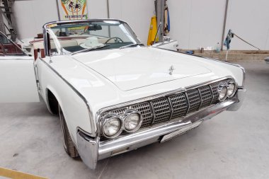 Kharkiv, Ukrayna - 19 Mayıs 2018: Retro araba beyaz Lincoln Continental cabrio 1963 yılında üretilen 2018 Kharkiv, Ukrayna üzerinde 19 Mayıs 2018 yılında vintage arabalar Kharkiv Retro ralli - Festivali'nde sunulan
