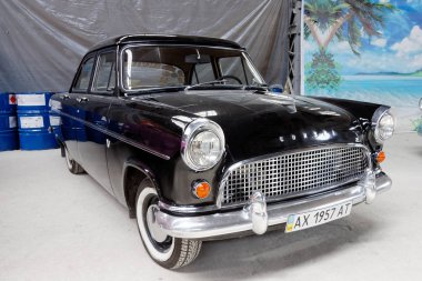 Kharkiv, Ukrayna - 19 Mayıs 2018: Retro araba siyah Ford Konsül Mark II 1957 yılında üretilen 2018 Kharkiv, Ukrayna üzerinde 19 Mayıs 2018 yılında vintage arabalar Kharkiv Retro ralli - Festivali'nde sunulan
