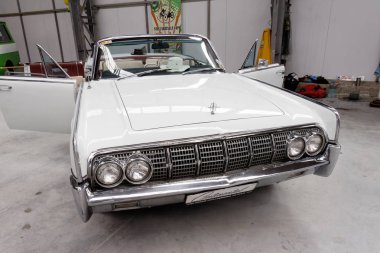 Kharkiv, Ukrayna - 19 Mayıs 2018: Retro araba beyaz Lincoln Continental cabrio 1963 yılında üretilen 2018 Kharkiv, Ukrayna üzerinde 19 Mayıs 2018 yılında vintage arabalar Kharkiv Retro ralli - Festivali'nde sunulan