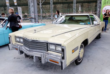 Kharkiv, Ukrayna - 19 Mayıs 2018: Retro araba Cadillac Eldorado 1978 yılında üretilen vintage arabalar Kharkiv Retro ralli - Festivali'nde 2018 Kharkiv, Ukrayna 19 Mayıs 2018 üzerinde sunulur