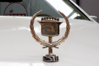 Kharkiv, Ukrayna - 19 Mayıs 2018: retro araba Cadillac Eldorado 1984 yılında üretilen 2018 Kharkiv, Ukrayna üzerinde 19 Mayıs 2018 yılında vintage arabalar Kharkiv Retro ralli - Festivali'nde sunulmaktadır hood süs kapat