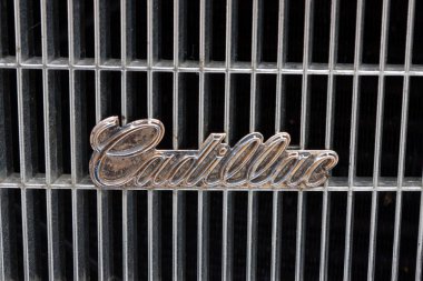 Kharkiv, Ukrayna - 19 Mayıs 2018: retro araba Cadillac Eldorado 1984 yılında üretilen 2018 Kharkiv, Ukrayna üzerinde 19 Mayıs 2018 yılında vintage arabalar Kharkiv Retro ralli - Festivali'nde sunulmaktadır hood süs kapat