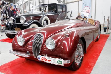 Kharkiv, Ukrayna - 19 Mayıs 2018: Retro araba Jaguar Xk 1950 yılında üretilen 120 vintage arabalar Kharkiv Retro ralli - Festivali'nde 2018 Kharkiv, Ukrayna 19 Mayıs 2018 üzerinde sunulur