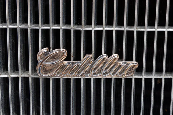 Kharkiv, Ukrayna - 19 Mayıs 2018: retro araba Cadillac Eldorado 1984 yılında üretilen 2018 Kharkiv, Ukrayna üzerinde 19 Mayıs 2018 yılında vintage arabalar Kharkiv Retro ralli - Festivali'nde sunulmaktadır hood süs kapat