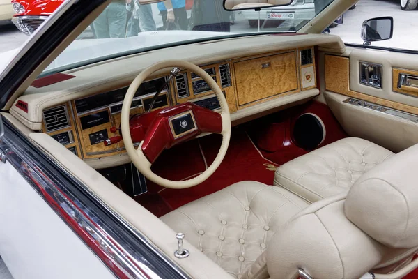 Kharkiv, Ukrayna - 19 Mayıs 2018: Retro araba Cadillac Eldorado 1984 yılında üretilen vintage arabalar Kharkiv Retro ralli - Festivali'nde 2018 Kharkiv, Ukrayna 19 Mayıs 2018 üzerinde sunulur