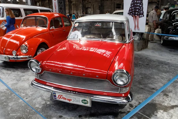 Kharkiv, Ukrayna - 19 Mayıs 2018: Lloyd Arabella 1960 yılında üretilen Retro araba kırmızı vintage arabalar Kharkiv Retro ralli - Festivali'nde 2018 Kharkiv, Ukrayna 19 Mayıs 2018 üzerinde sunulur