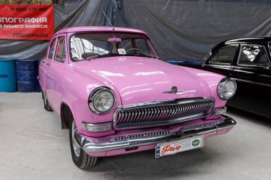 Kharkiv, Ukrayna - 19 Mayıs 2018: Sovyet retro araba pembe sedan Gaz M21 Volga üçüncü serisi 1970 yılında üretilen vintage arabalar Kharkiv Retro ralli - Festivali'nde 2018 Kharkiv, Ukrayna 19 Mayıs 2018 üzerinde sunulur