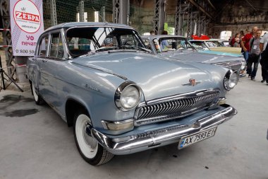 Kharkiv, Ukrayna - 19 Mayıs 2018: Gaz M21 Volga üçüncü serisi 1962 ila 1970 yılları arasında üretilen vintage arabalar Kharkiv Retro ralli - Festivali'nde 2018 Kharkiv, Ukrayna 19 Mayıs 2018 üzerinde sunulur Sovyet retro araba gri sedan