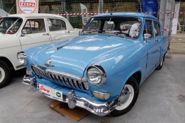 Kharkiv, Ukrayna - 19 Mayıs 2018: Gaz M21 Volga ikinci serisi 1959 ve 1962 arasında üretilen 2018 Kharkiv, Ukrayna üzerinde 19 Mayıs 2018 yılında vintage arabalar Kharkiv Retro ralli - Festivali'nde sunulur Sovyet retro araba mavi sedan