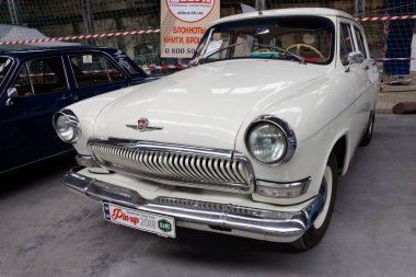 Kharkiv, Ukrayna - 19 Mayıs 2018: Sovyet retro araba beyaz sedan Gaz M21 Volga üçüncü serisi 1968 yılında üretilen vintage arabalar Kharkiv Retro ralli - Festivali'nde 2018 Kharkiv, Ukrayna 19 Mayıs 2018 üzerinde sunulur