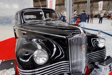 Kharkiv, Ukrayna - 19 Mayıs 2018: Sovyet retro araba siyah Zis-110 1945'te üretilen vintage arabalar Kharkiv Retro ralli - Festivali'nde 2018 Kharkiv, Ukrayna 19 Mayıs 2018 üzerinde sunulur