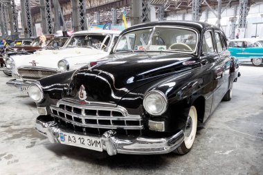 Kharkiv, Ukrayna - 19 Mayıs 2018: Sovyet retro araba siyah Gaz-1955'te üretilen 12 (Zim) vintage arabalar Kharkiv Retro ralli - Festivali'nde 2018 Kharkiv, Ukrayna 19 Mayıs 2018 üzerinde sunulur