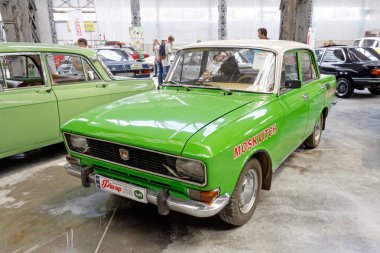 Kharkiv, Ukrayna - 19 Mayıs 2018: Sovyet retro araba Moskvich 2018 Kharkiv, Ukrayna üzerinde 19 Mayıs 2018 yılında vintage arabalar Kharkiv Retro ralli - Festivali'nde sergilenen 1976 yılında üretilen 2140
