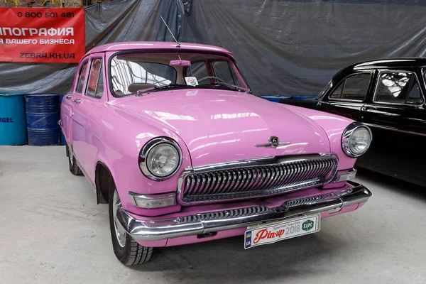 Kharkiv, Ukrayna - 19 Mayıs 2018: Sovyet retro araba pembe sedan Gaz M21 Volga üçüncü serisi 1970 yılında üretilen vintage arabalar Kharkiv Retro ralli - Festivali'nde 2018 Kharkiv, Ukrayna 19 Mayıs 2018 üzerinde sunulur