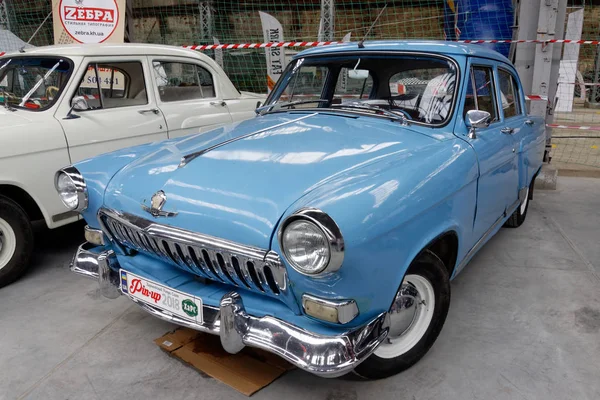 Kharkiv, Ukrayna - 19 Mayıs 2018: Gaz M21 Volga ikinci serisi 1959 ve 1962 arasında üretilen 2018 Kharkiv, Ukrayna üzerinde 19 Mayıs 2018 yılında vintage arabalar Kharkiv Retro ralli - Festivali'nde sunulur Sovyet retro araba mavi sedan