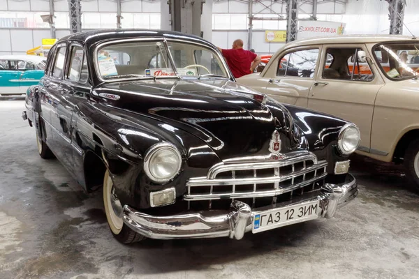 Kharkiv, Ukrayna - 19 Mayıs 2018: Sovyet retro araba siyah Gaz-1955'te üretilen 12 (Zim) vintage arabalar Kharkiv Retro ralli - Festivali'nde 2018 Kharkiv, Ukrayna 19 Mayıs 2018 üzerinde sunulur