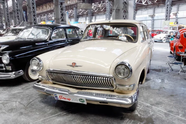 Kharkiv, Ukrayna - 19 Mayıs 2018: Sovyet retro otomobil sedan Gaz M21 Volga üçüncü serisi 1965 yılında üretilen vintage arabalar Kharkiv Retro ralli - Festivali'nde 2018 Kharkiv, Ukrayna 19 Mayıs 2018 üzerinde sunulur