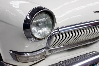 Kharkiv, Ukrayna - 19 Mayıs 2018: Sovyet retro araba beyaz Sedan Gaz M21 Volga üçüncü serisi 1968 yılında üretilen vintage arabalar Kharkiv Retro ralli - Festivali'nde 2018 Kharkiv, Ukrayna üzerinde 19 Mayıs 2018 yılında sunulan yakın çekim