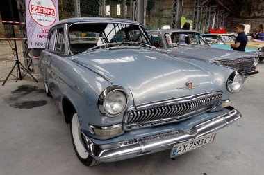 Kharkiv, Ukrayna - 19 Mayıs 2018: Gaz M21 Volga üçüncü serisi 1962 ila 1970 yılları arasında üretilen vintage arabalar Kharkiv Retro ralli - Festivali'nde 2018 Kharkiv, Ukrayna 19 Mayıs 2018 üzerinde sunulur Sovyet retro araba gri sedan
