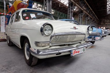Kharkiv, Ukrayna - 19 Mayıs 2018: Sovyet retro araba beyaz sedan Gaz M21 Volga üçüncü serisi 1968 yılında üretilen vintage arabalar Kharkiv Retro ralli - Festivali'nde 2018 Kharkiv, Ukrayna 19 Mayıs 2018 üzerinde sunulur