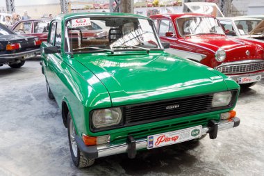 Kharkiv, Ukrayna - 19 Mayıs 2018: Sovyet retro araba Moskvich 2018 Kharkiv, Ukrayna üzerinde 19 Mayıs 2018 yılında vintage arabalar Kharkiv Retro ralli - Festivali'nde sergilenen 1986 yılında üretilen 2140