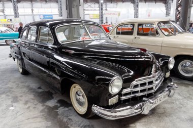 Kharkiv, Ukrayna - 19 Mayıs 2018: Sovyet retro araba siyah Gaz-1955'te üretilen 12 (Zim) vintage arabalar Kharkiv Retro ralli - Festivali'nde 2018 Kharkiv, Ukrayna 19 Mayıs 2018 üzerinde sunulur