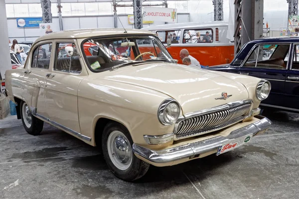 Kharkiv, Ukrayna - 19 Mayıs 2018: Sovyet retro otomobil sedan Gaz M21 Volga üçüncü serisi 1965 yılında üretilen vintage arabalar Kharkiv Retro ralli - Festivali'nde 2018 Kharkiv, Ukrayna 19 Mayıs 2018 üzerinde sunulur