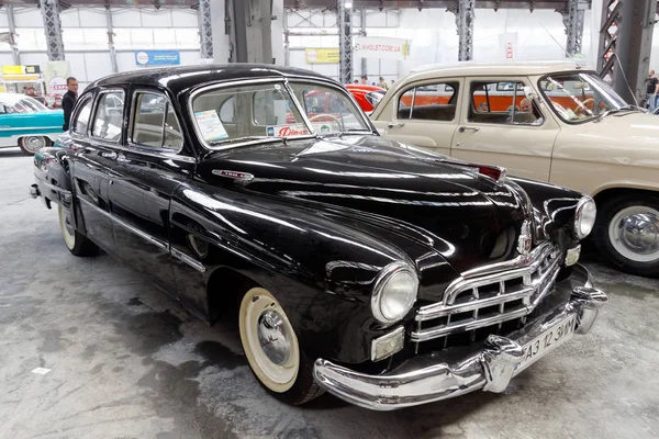 Kharkiv, Ukrayna - 19 Mayıs 2018: Sovyet retro araba siyah Gaz-1955'te üretilen 12 (Zim) vintage arabalar Kharkiv Retro ralli - Festivali'nde 2018 Kharkiv, Ukrayna 19 Mayıs 2018 üzerinde sunulur