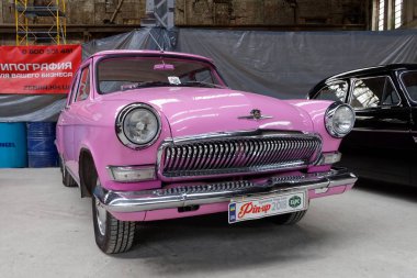 Kharkiv, Ukrayna - 19 Mayıs 2018: Sovyet retro araba pembe sedan Gaz M21 Volga üçüncü serisi 1970 yılında üretilen vintage arabalar Kharkiv Retro ralli - Festivali'nde 2018 Kharkiv, Ukrayna 19 Mayıs 2018 üzerinde sunulur