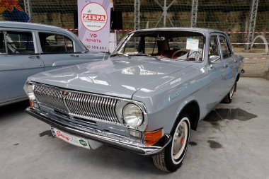 Kharkiv, Ukrayna - 19 Mayıs 2018: Sovyet retro araba gri sedan Volga Gaz-24 1973 yılında üretilen vintage arabalar Kharkiv Retro ralli - Festivali'nde 2018 Kharkiv, Ukrayna 19 Mayıs 2018 üzerinde sunulur