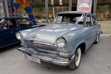 Kharkiv, Ukrayna - 19 Mayıs 2018: Gaz M21 Volga üçüncü serisi 1962 ila 1970 yılları arasında üretilen vintage arabalar Kharkiv Retro ralli - Festivali'nde 2018 Kharkiv, Ukrayna 19 Mayıs 2018 üzerinde sunulur Sovyet retro araba gri sedan