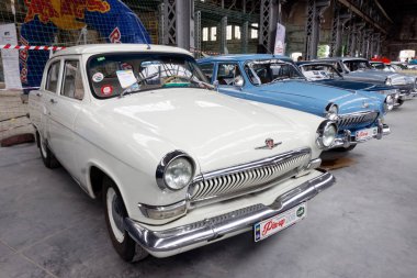 Kharkiv, Ukrayna - 19 Mayıs 2018: Sovyet retro araba beyaz sedan Gaz M21 Volga üçüncü serisi 1968 yılında üretilen vintage arabalar Kharkiv Retro ralli - Festivali'nde 2018 Kharkiv, Ukrayna 19 Mayıs 2018 üzerinde sunulur