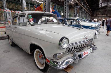Kharkiv, Ukrayna - 19 Mayıs 2018: Sovyet retro araba gri sedan Gaz M21 Volga ikinci serisi arasında 1962 yılında üretilen vintage arabalar Kharkiv Retro ralli - Festivali'nde 2018 Kharkiv, Ukrayna 19 Mayıs 2018 üzerinde sunulur
