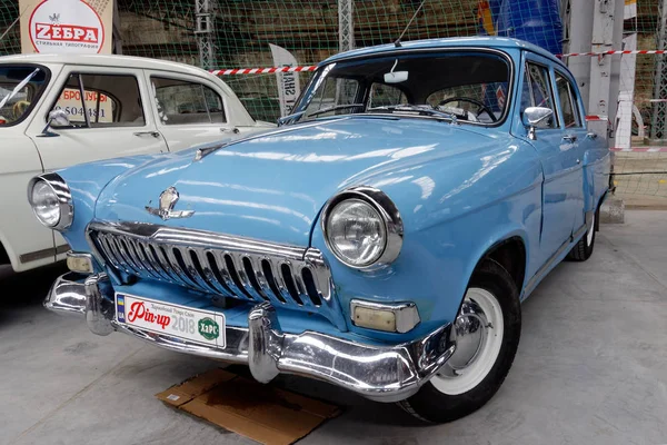Kharkiv, Ukrayna - 19 Mayıs 2018: Gaz M21 Volga ikinci serisi 1959 ve 1962 arasında üretilen 2018 Kharkiv, Ukrayna üzerinde 19 Mayıs 2018 yılında vintage arabalar Kharkiv Retro ralli - Festivali'nde sunulur Sovyet retro araba mavi sedan