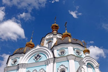 Ortodoks Tapınağı saint Alexander city kharkiv (Ukrayna) içinde. Mavi gökyüzü arka plan parlak güneşli yaz gününde Tapınağı.
