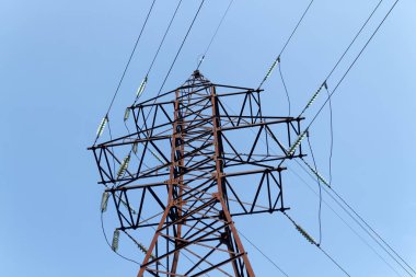 Bir yaz gününde mavi gökyüzünün zemin karşı elektrik pilon