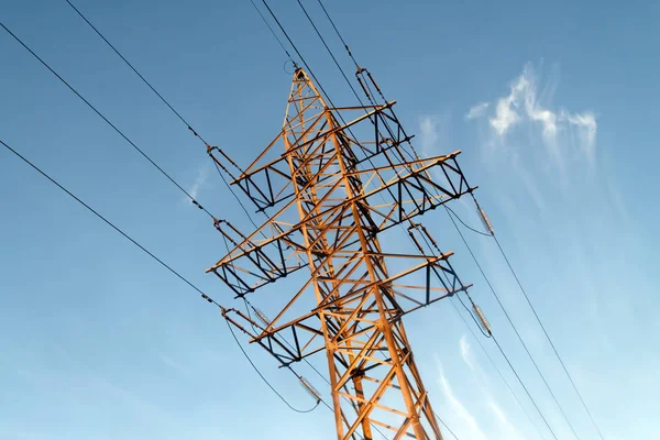 夏の日の青空の背景に電気のパイロン — ストック写真