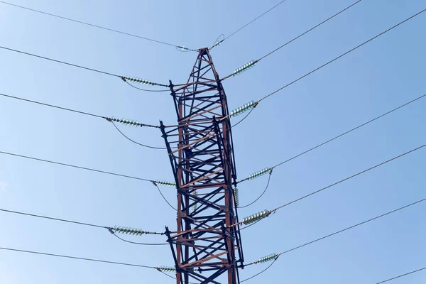 Elektryczny Pylon Tle Niebieskiego Nieba Letni Dzień — Zdjęcie stockowe