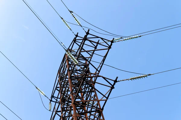 Pilone Elettrico Sullo Sfondo Del Cielo Blu Una Giornata Estiva — Foto Stock