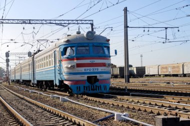 Kharkiv, Ukrayna - 23 Ağustos 2018: Banliyö tren istasyonu Osnova Kharkiv içinde bir güneşli yaz günü gelir