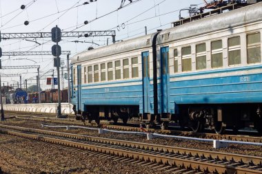 Kharkiv, Ukrayna - 23 Ağustos 2018: Banliyö tren istasyonu Osnova Kharkiv içinde bir güneşli yaz günü gelir