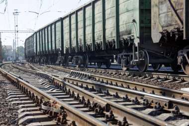 Kharkiv, Ukrayna - 23 Ağustos 2018: Kharkiv, Ukrayna Osnova tren istasyonunda Park yük vagonları