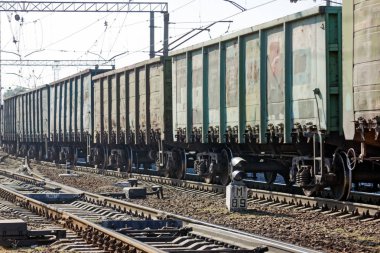 Kharkiv, Ukrayna - 23 Ağustos 2018: Kharkiv, Ukrayna Osnova tren istasyonunda Park yük vagonları