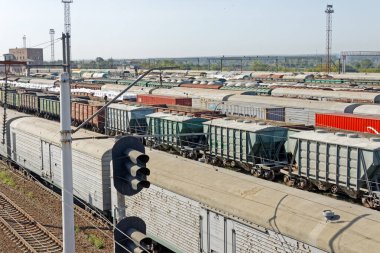 Kharkiv, Ukrayna - 23 Ağustos 2018: Kharkiv, Ukrayna Osnova tren istasyonunda Park yük vagonları
