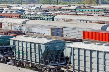 Kharkiv, Ukrayna - 23 Ağustos 2018: Kharkiv, Ukrayna Osnova tren istasyonunda Park yük vagonları