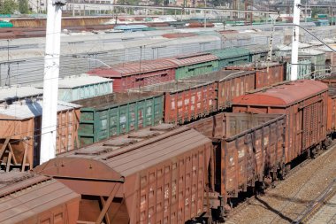 Kharkiv, Ukrayna - 23 Ağustos 2018: Kharkiv, Ukrayna Osnova tren istasyonunda Park yük vagonları