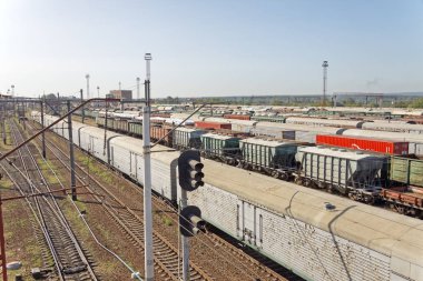 Kharkiv, Ukrayna - 23 Ağustos 2018: Kharkiv, Ukrayna Osnova tren istasyonunda Park yük vagonları