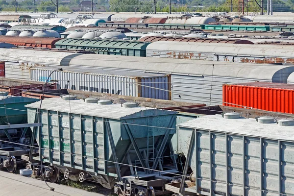Kharkiv, Ukrayna - 23 Ağustos 2018: Kharkiv, Ukrayna Osnova tren istasyonunda Park yük vagonları